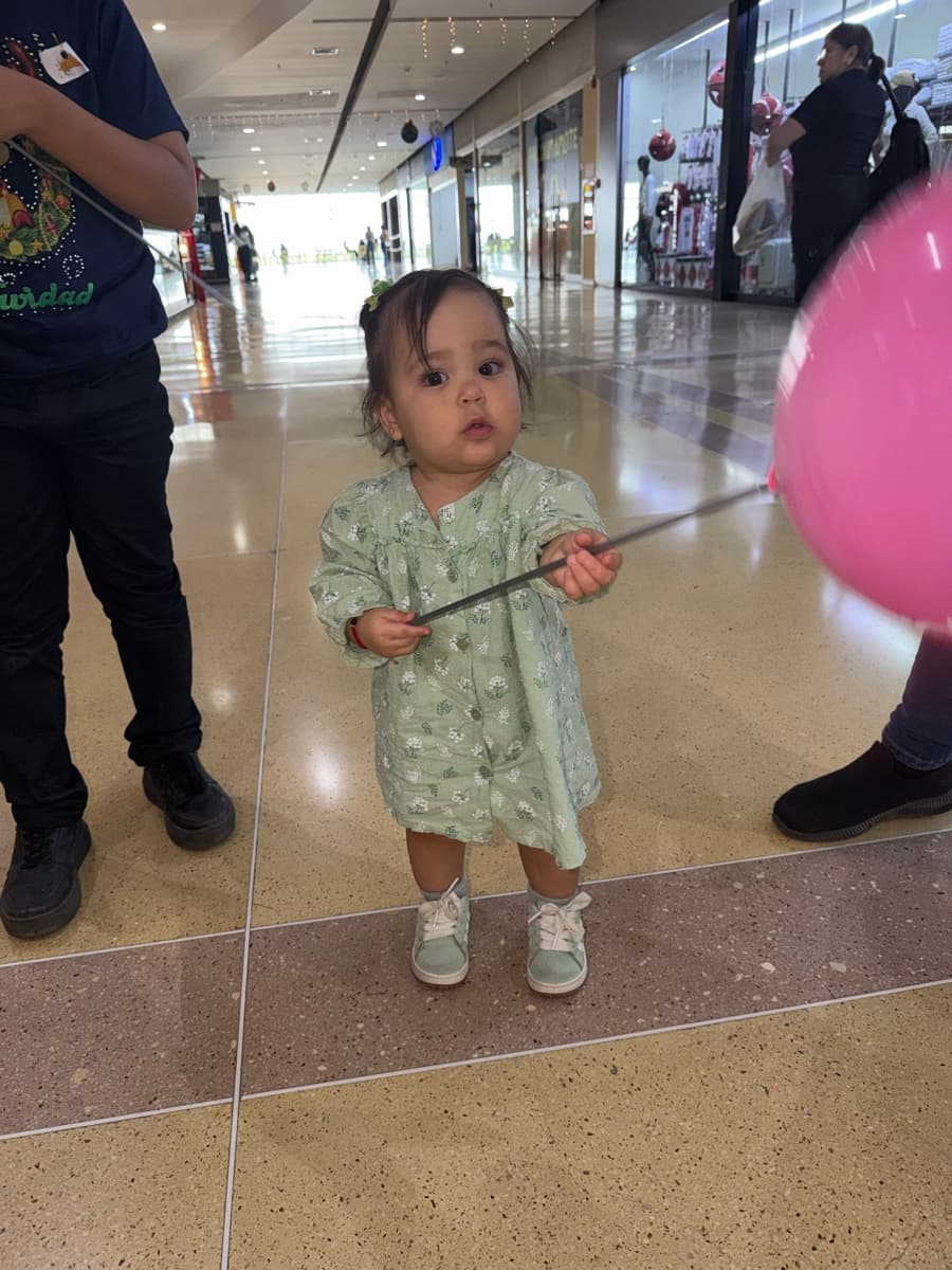 Cliente sosteniendo un vaso de cotufas Pichi Sweet