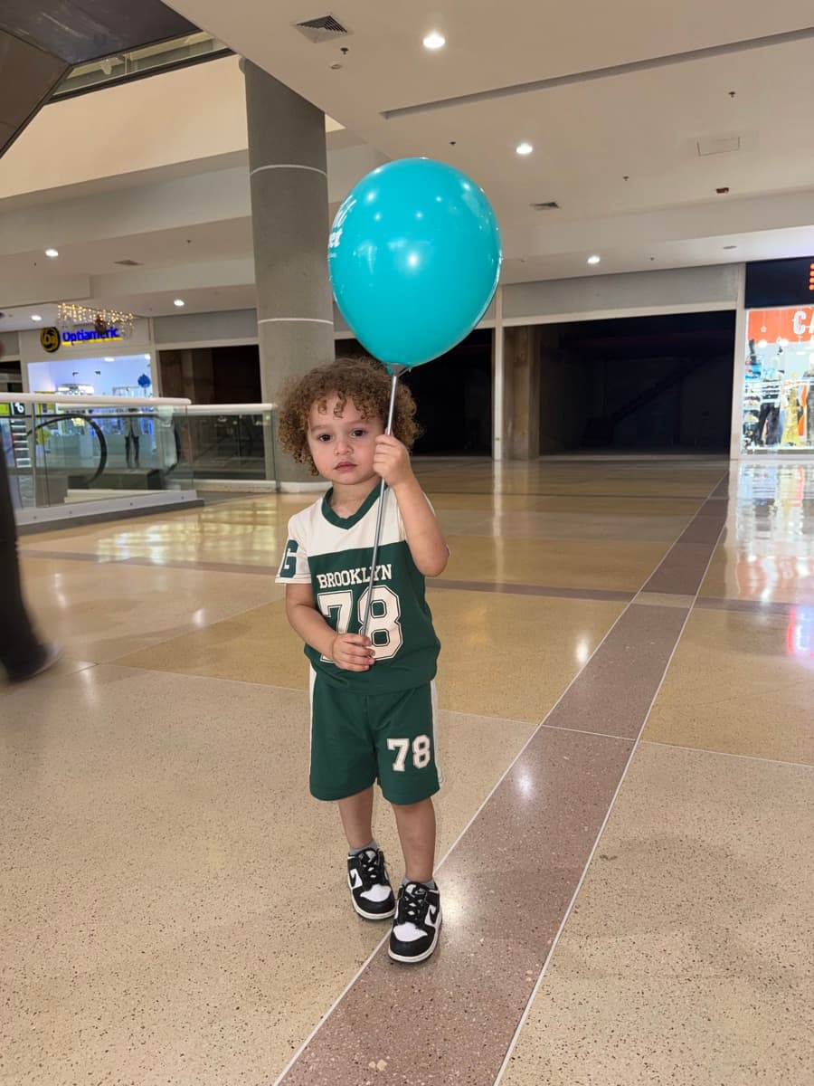 Niño sosteniendo un globo Pichi Sweet