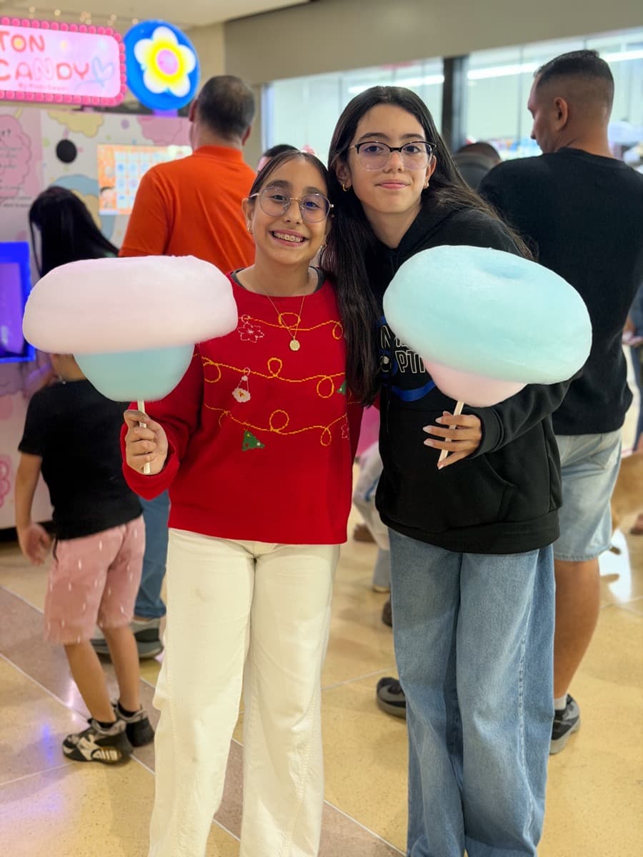 Familia sosteniendo globos Pichi Sweet