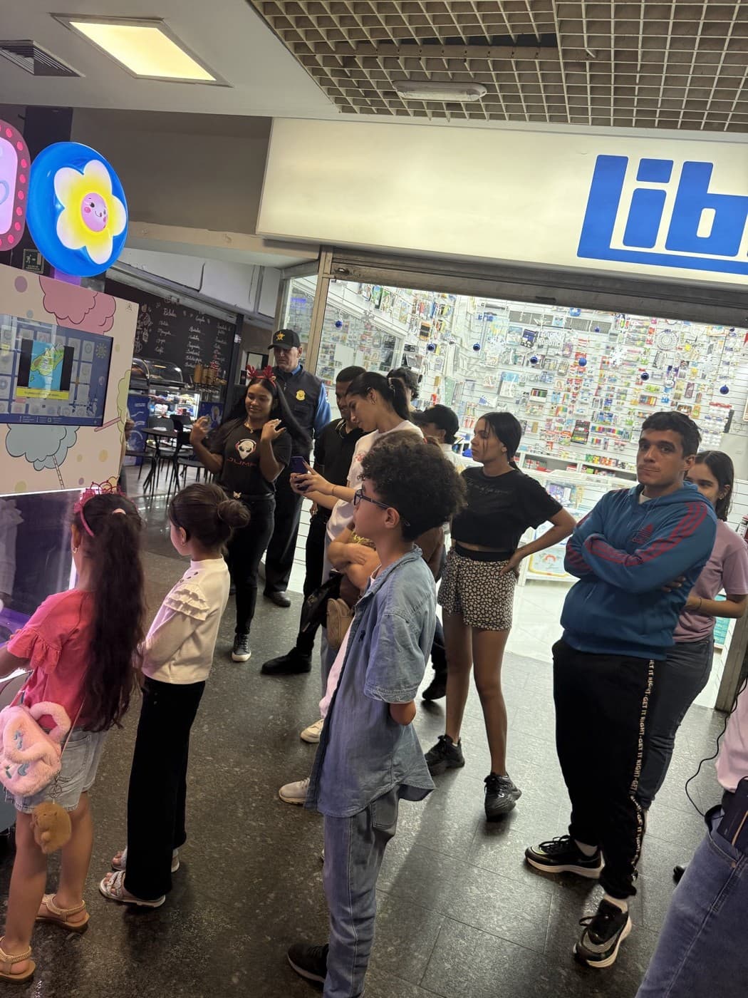 Clientes en el stand de Galería Mall