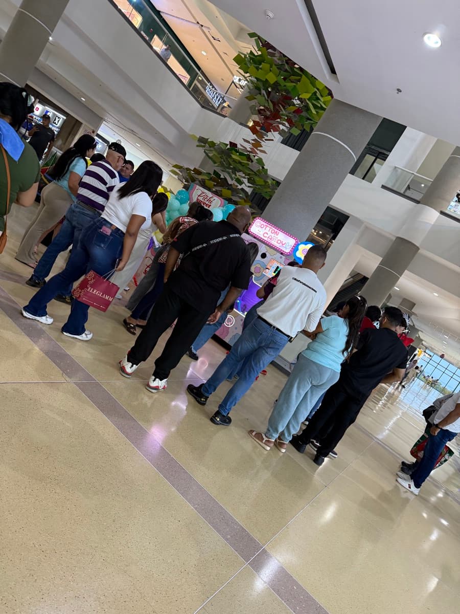 Clientes haciendo fila en el stand de Mall Paseo SF