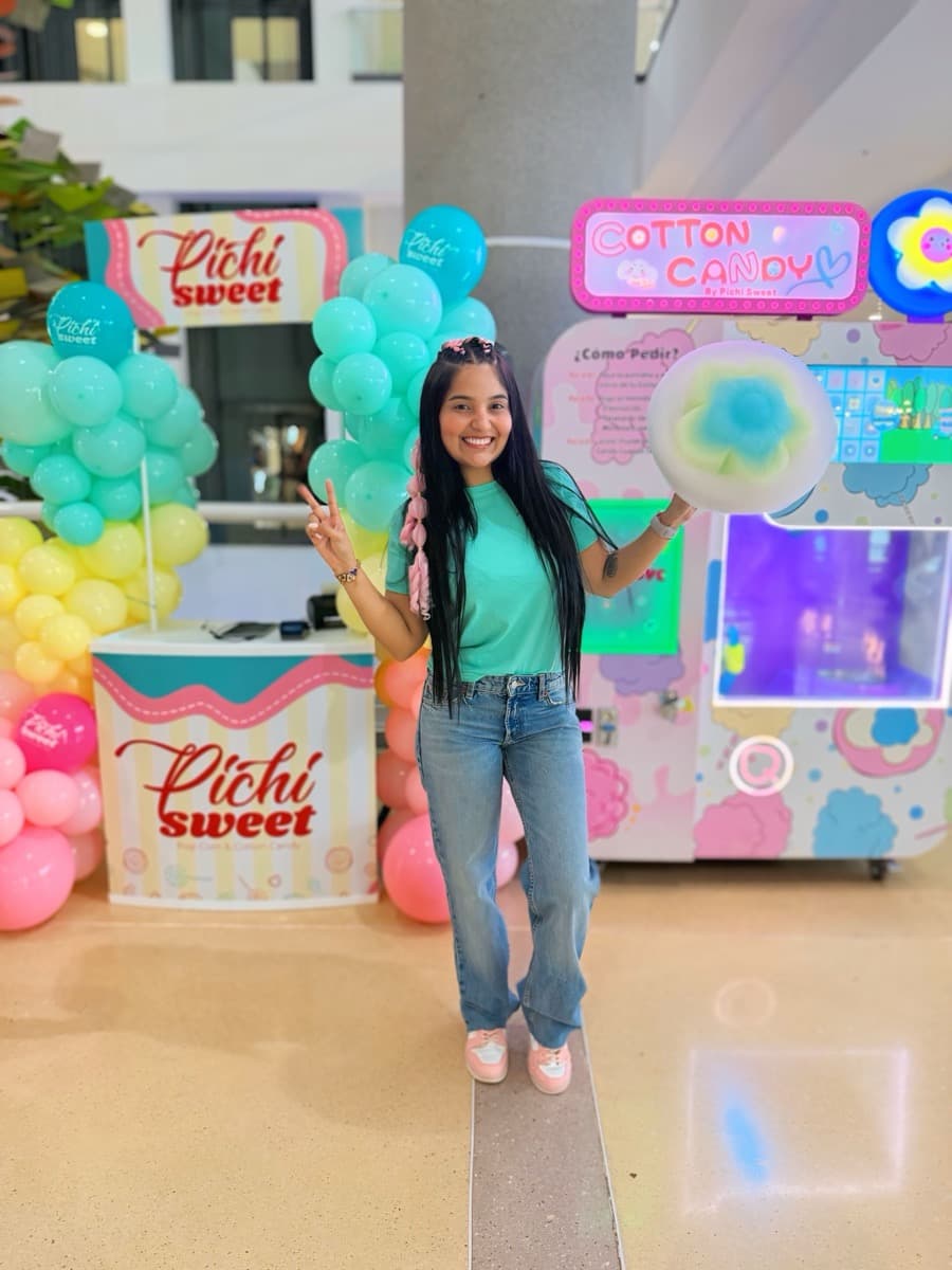 Cliente sosteniendo un algodón de azúcar en Mall Paseo SF